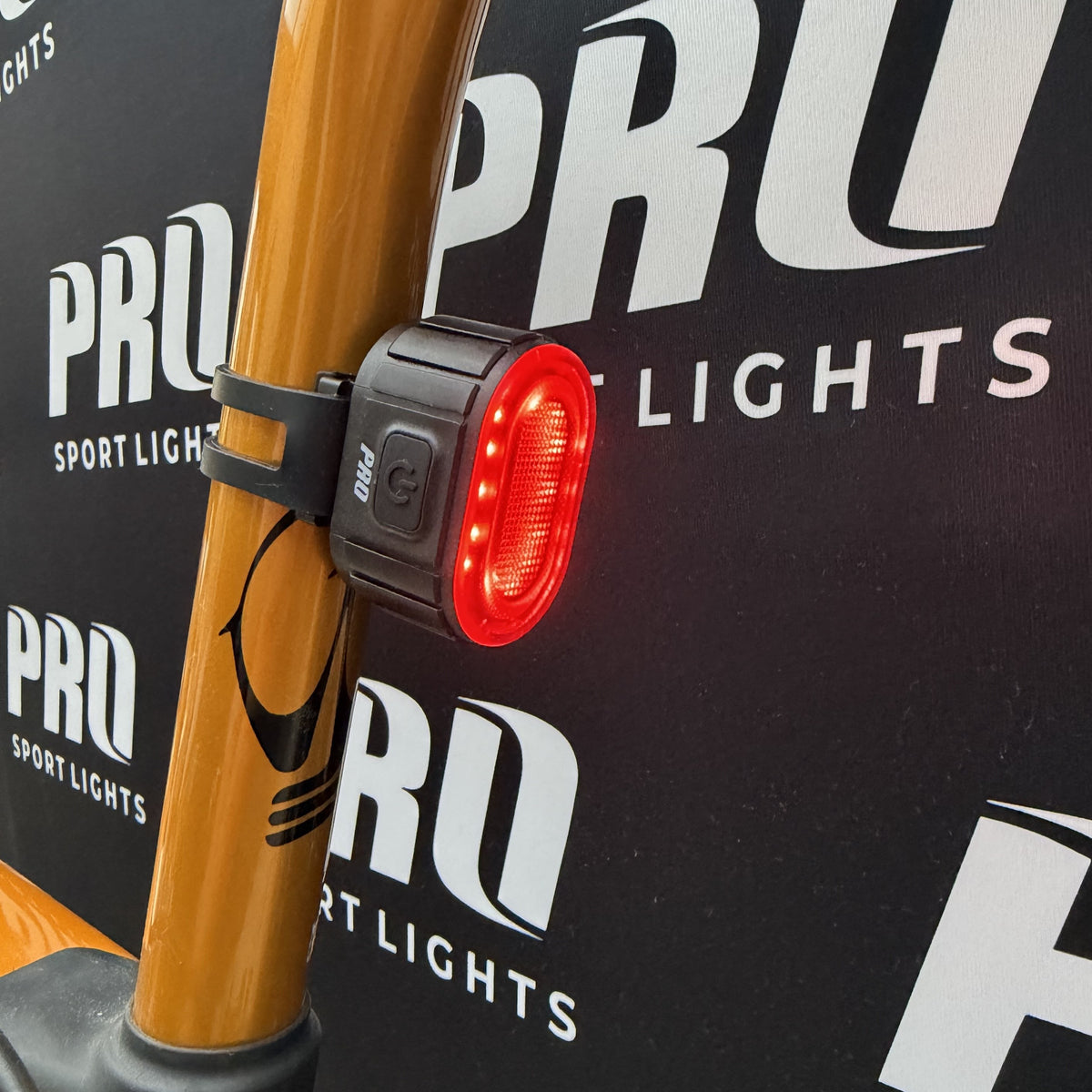 LED-voorlicht en rood achterlicht met rubberen bevestigingsriemen